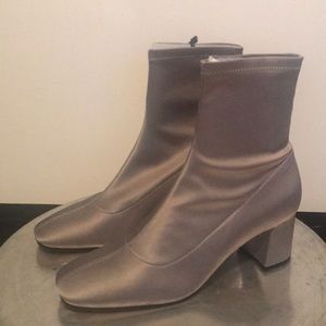 Zara size 9  women’s gray boots. New with tag